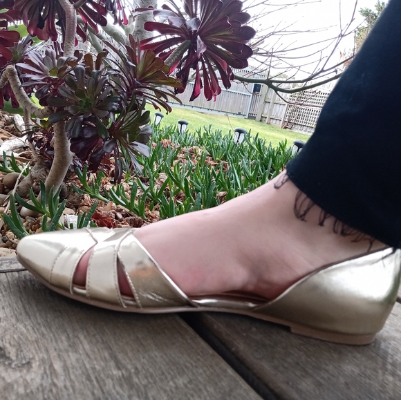 City Chic flat shoes. Gold. Size 40. - Picture 2 of 4